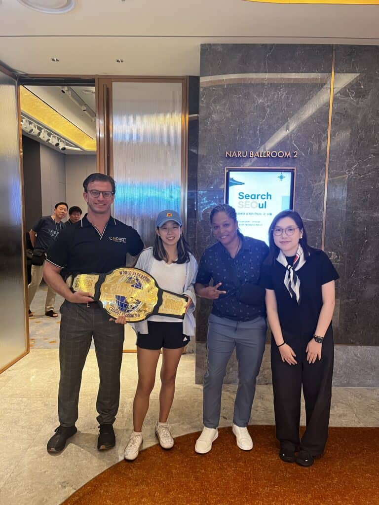 international seo leaders jori ford (aspen group) and connor kimball (cairrot) with search seoul conference attendees
